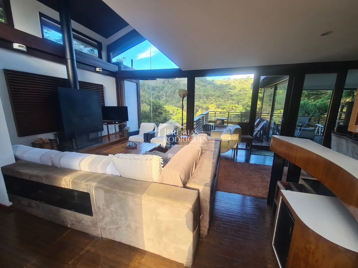 Casa à venda com 6 suítes no Condomínio Jardim Véu da Noiva em Campos do Jordão/SP