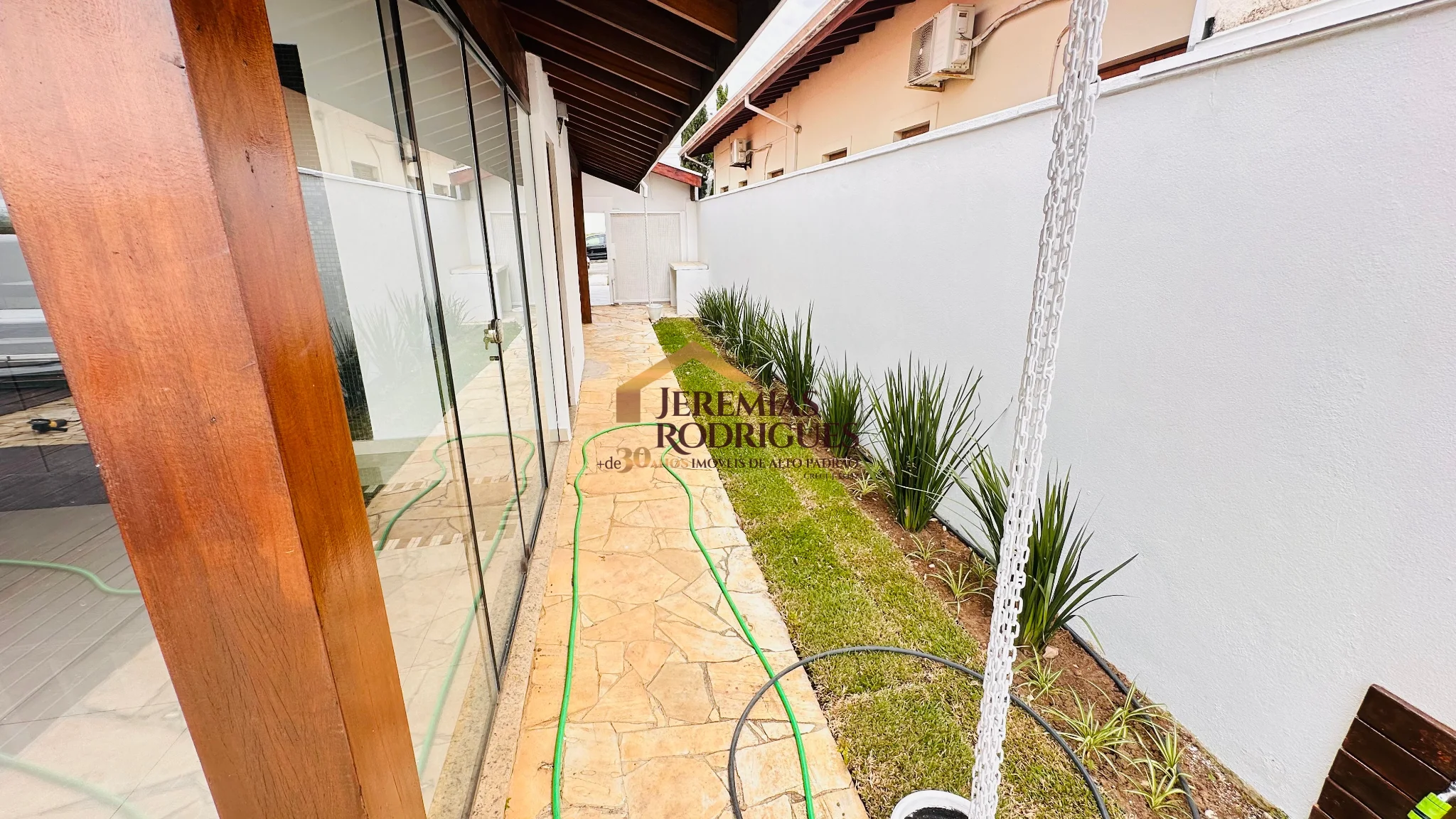 Casa para locação e venda no Condomínio Real Ville em Pindamonhangaba/SP.