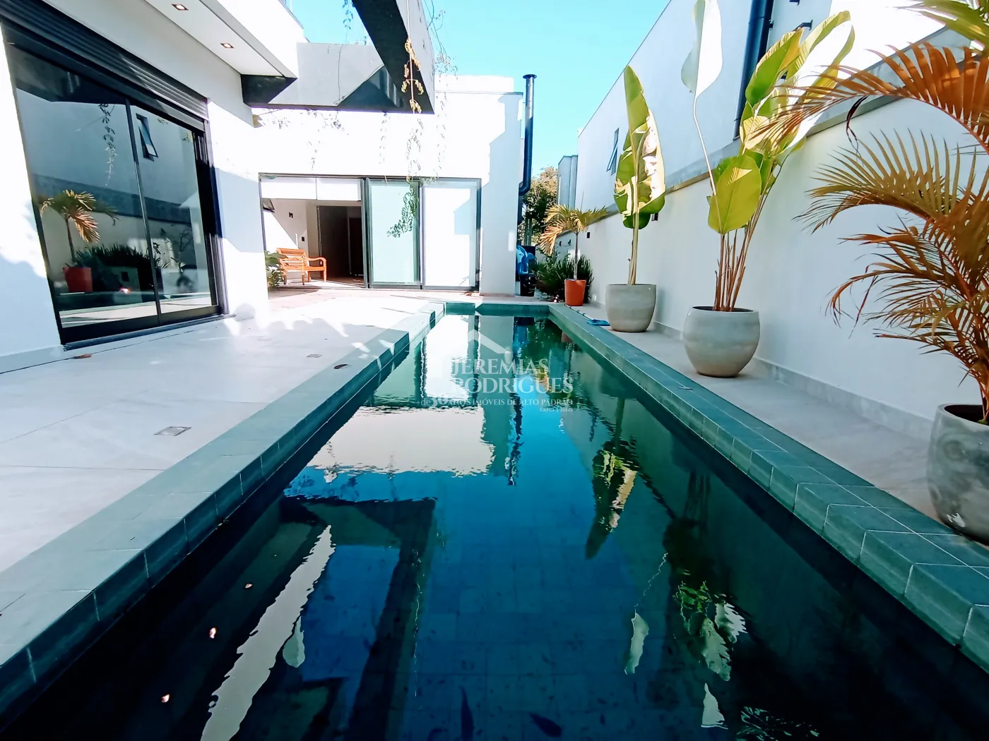 Casa à venda com 5 dormitórios no Condomínio Reserva dos Lagos em Pindamonhangaba/SP.