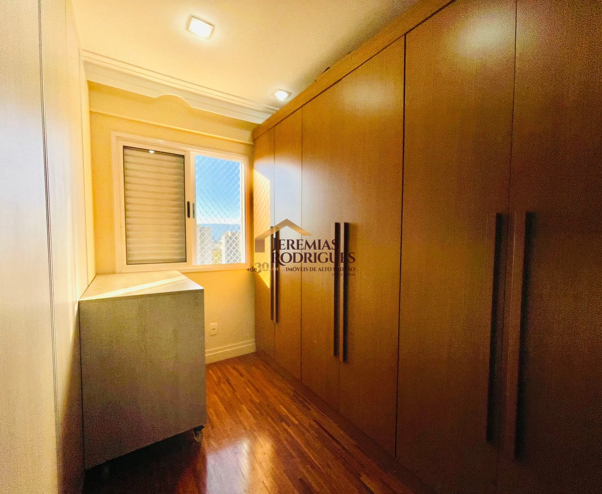 Apartamento à venda no Edifício Sauípe em Taubaté/SP.