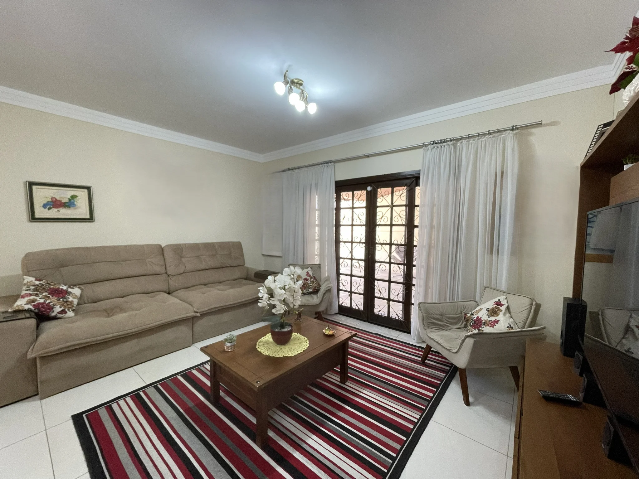 Casa à venda com 5 dormitórios no bairro Esplanada Independência em Taubaté/SP. 