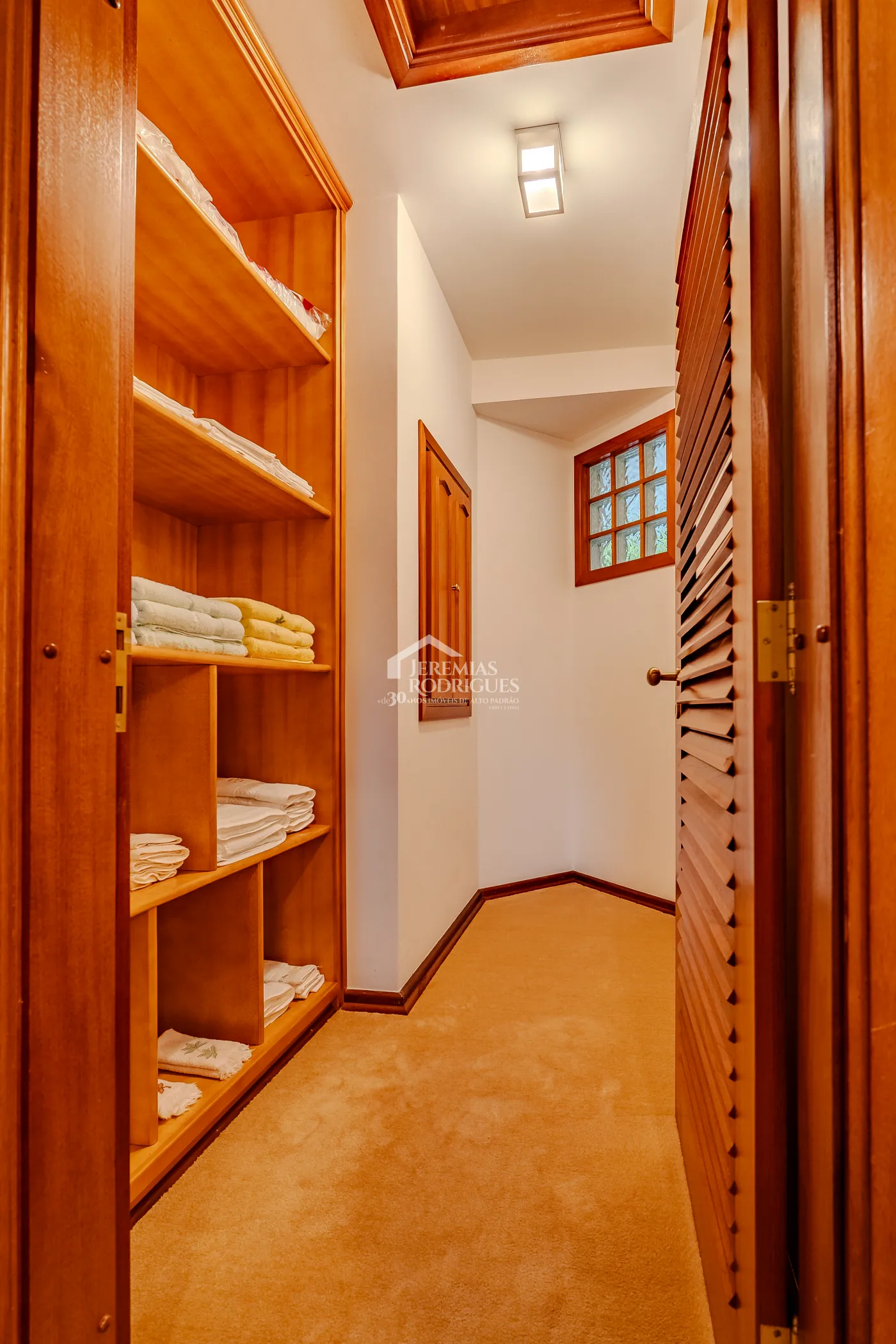 Casa com 4 suítes, 670 m² - Alto do Capivari - Campos do Jordão/SP.