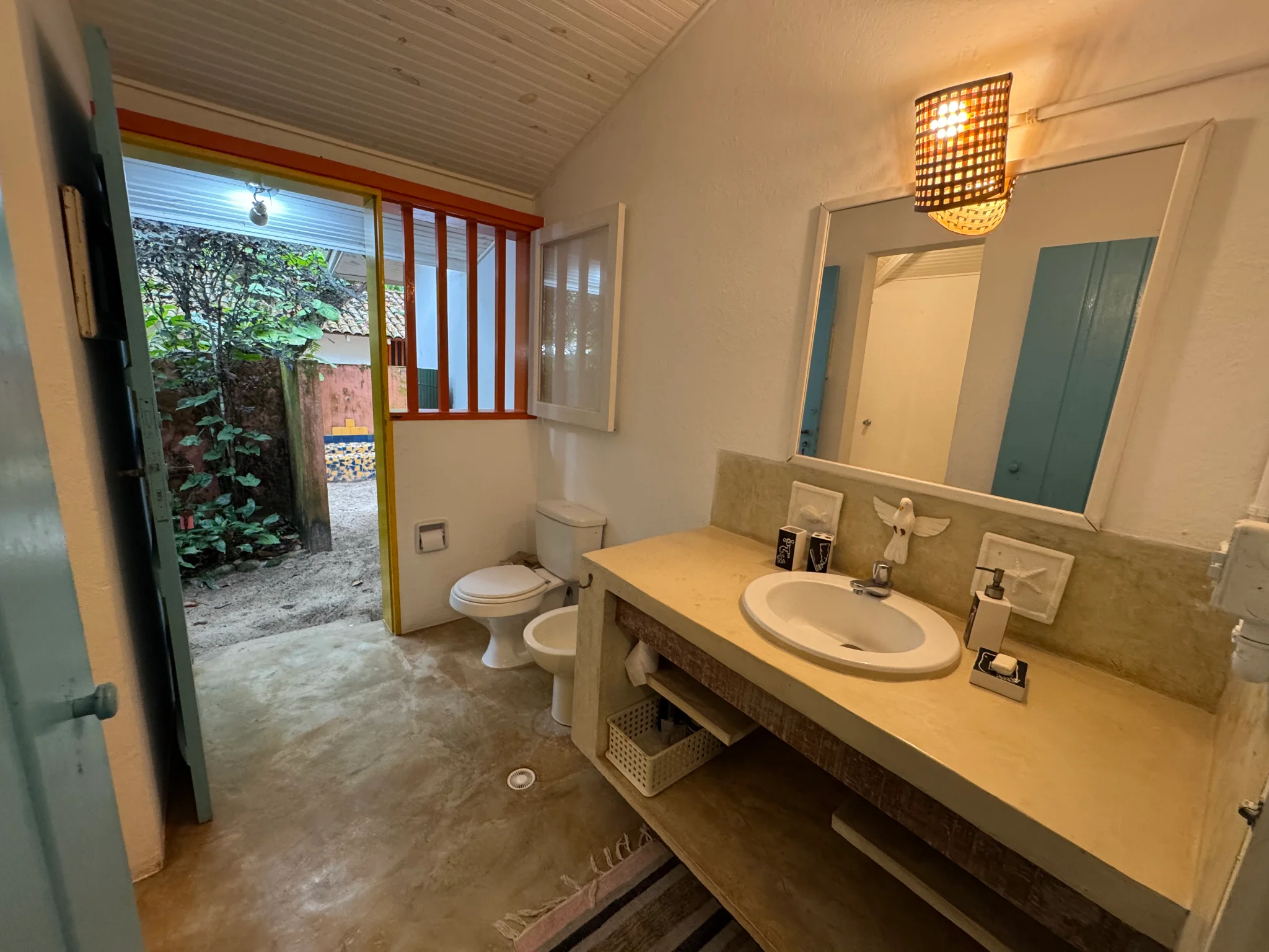 Casa à venda com 5 dormitórios na Praia Vermelha do Centro em Ubatuba/SP. 