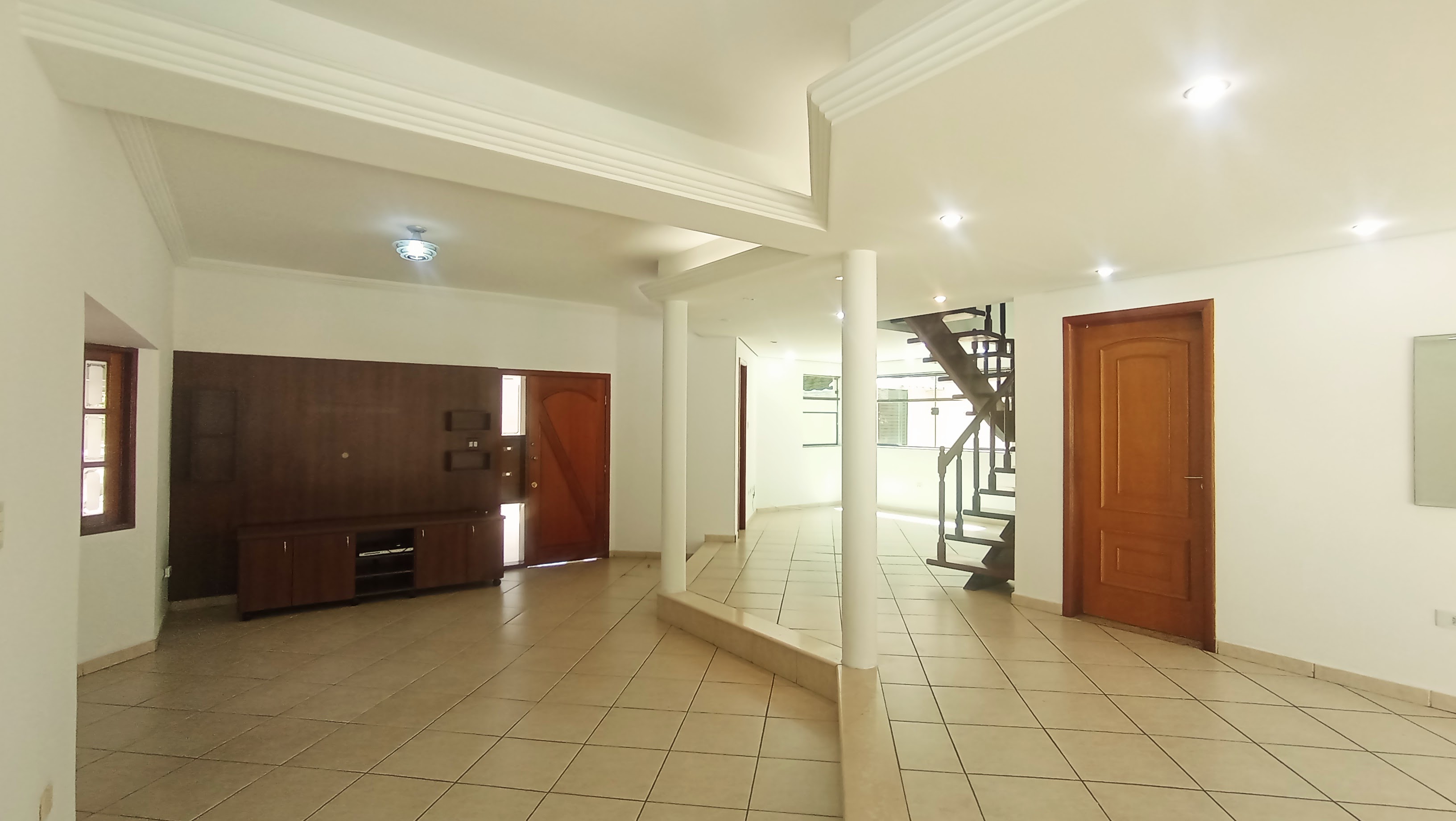 Casa à venda com 3 dormitórios no Condomínio Taubaté Village em Taubaté/SP.