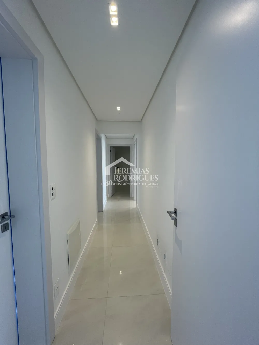 Apartamento com 3 suítes, 211 m² no Edifício Europa em Taubaté/SP