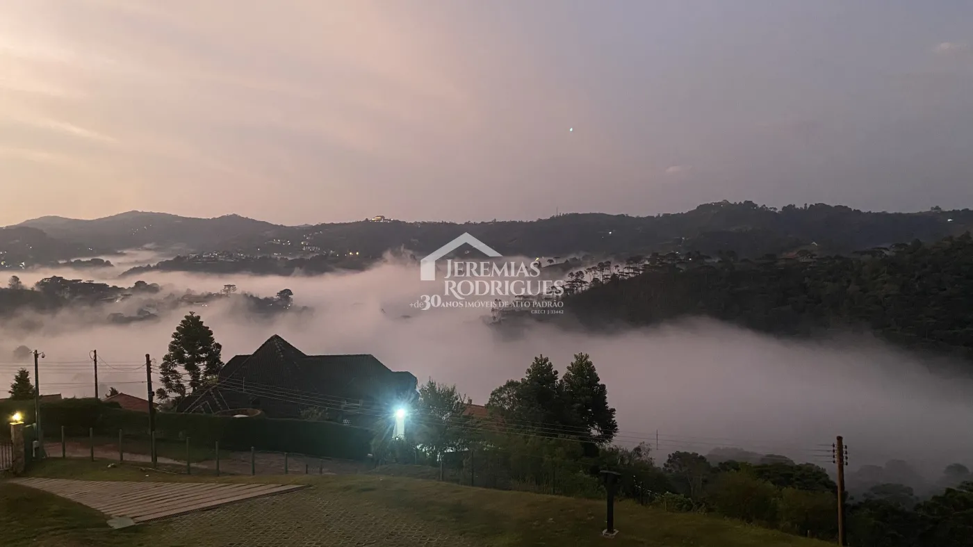 Casa à venda com 4 suítes no Condomínio Jardim Monte Belo em Campos do Jordão/SP.