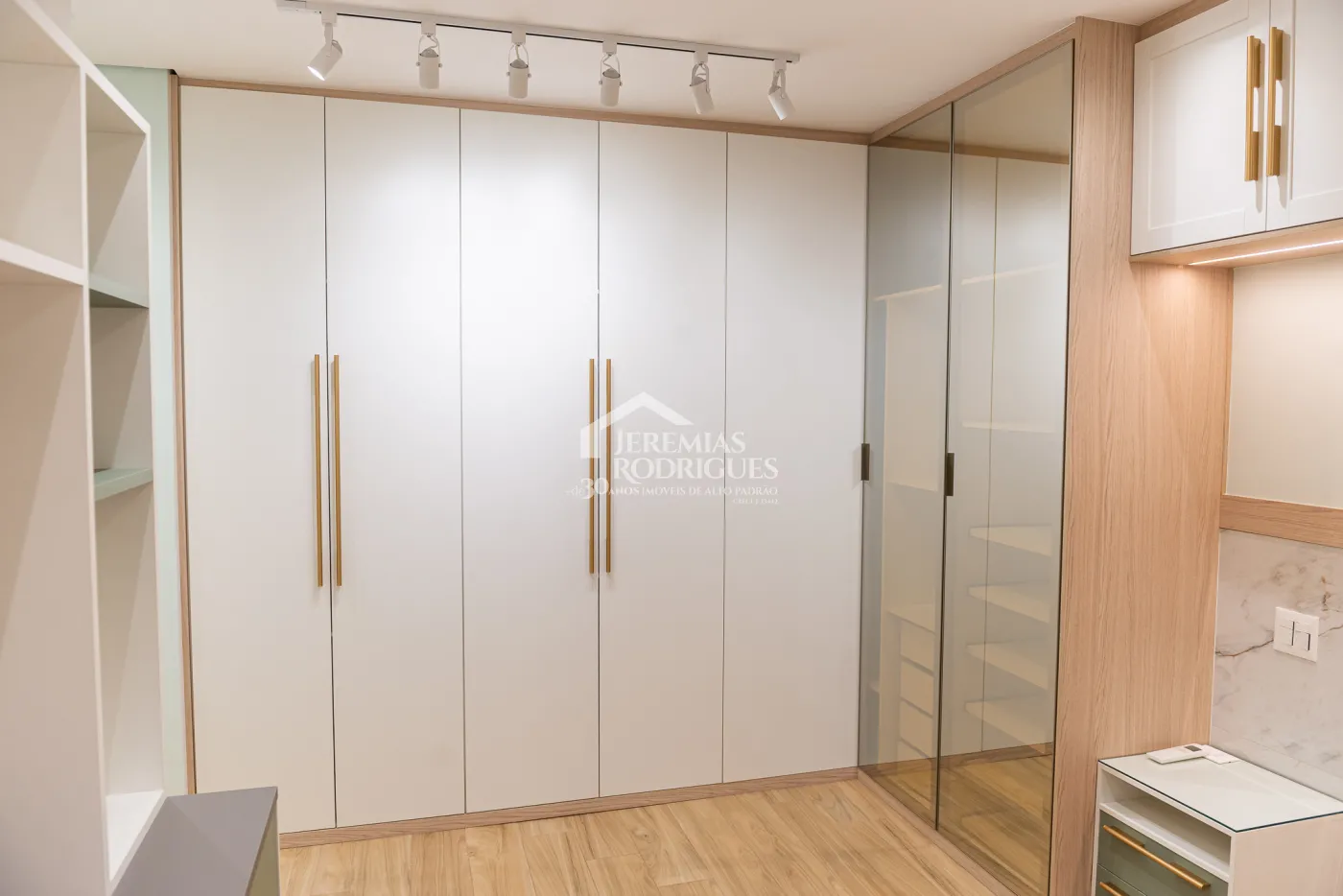 Apartamento à venda com 3 dormitórios, 98 m² no Edifício Bauhaus em Pindamonhangaba/SP.
