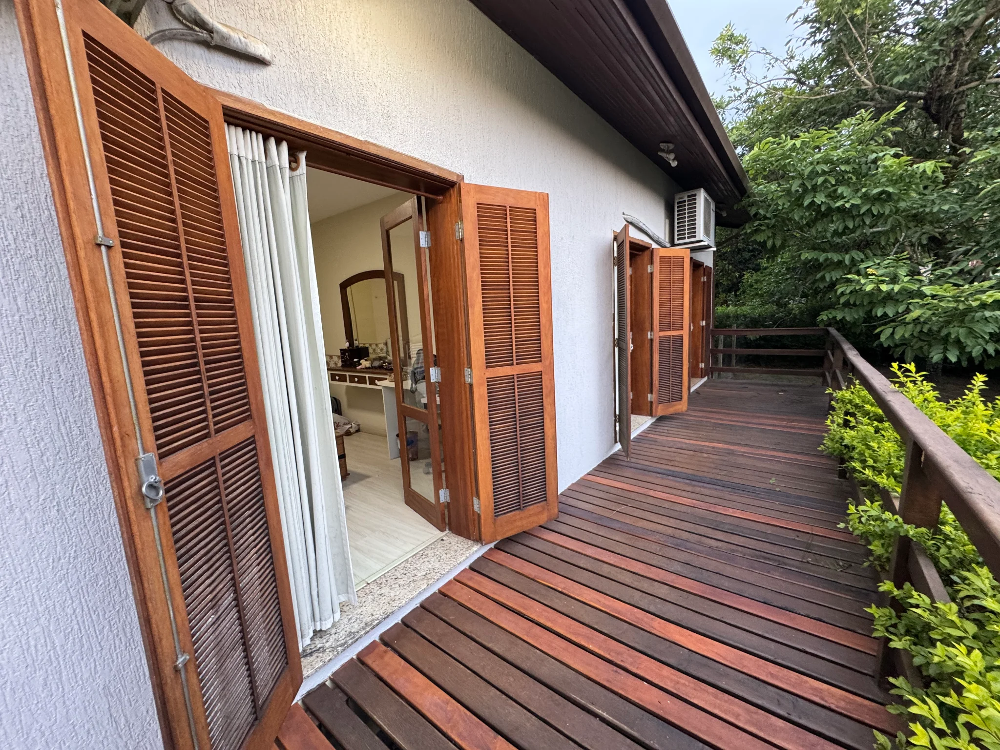 Casa à venda com 5 dormitórios no Condomínio Villlage Paineiras em Pindamonhangaba/SP. 