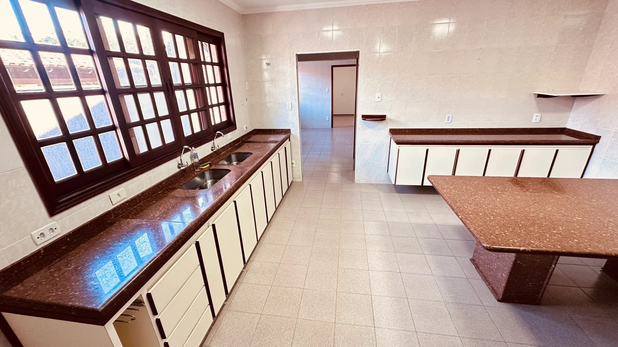 Casa com 6 dormitórios para locação no Condomínio Village Paineiras em Pindamonhangaba/SP