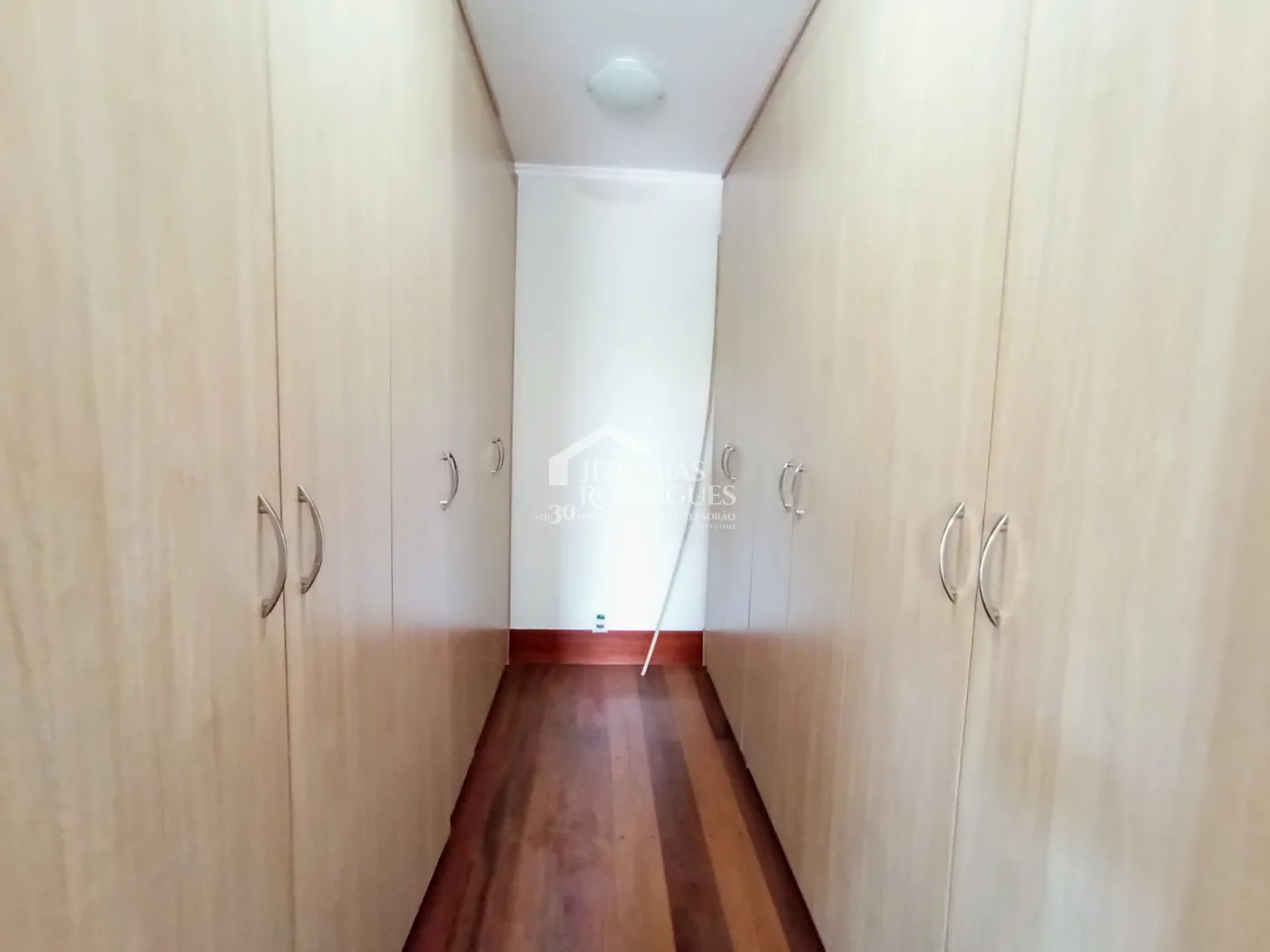 Casa à venda e locação com 4 suítes no Condomínio Colonial Village I em Pindamonhangaba/SP.