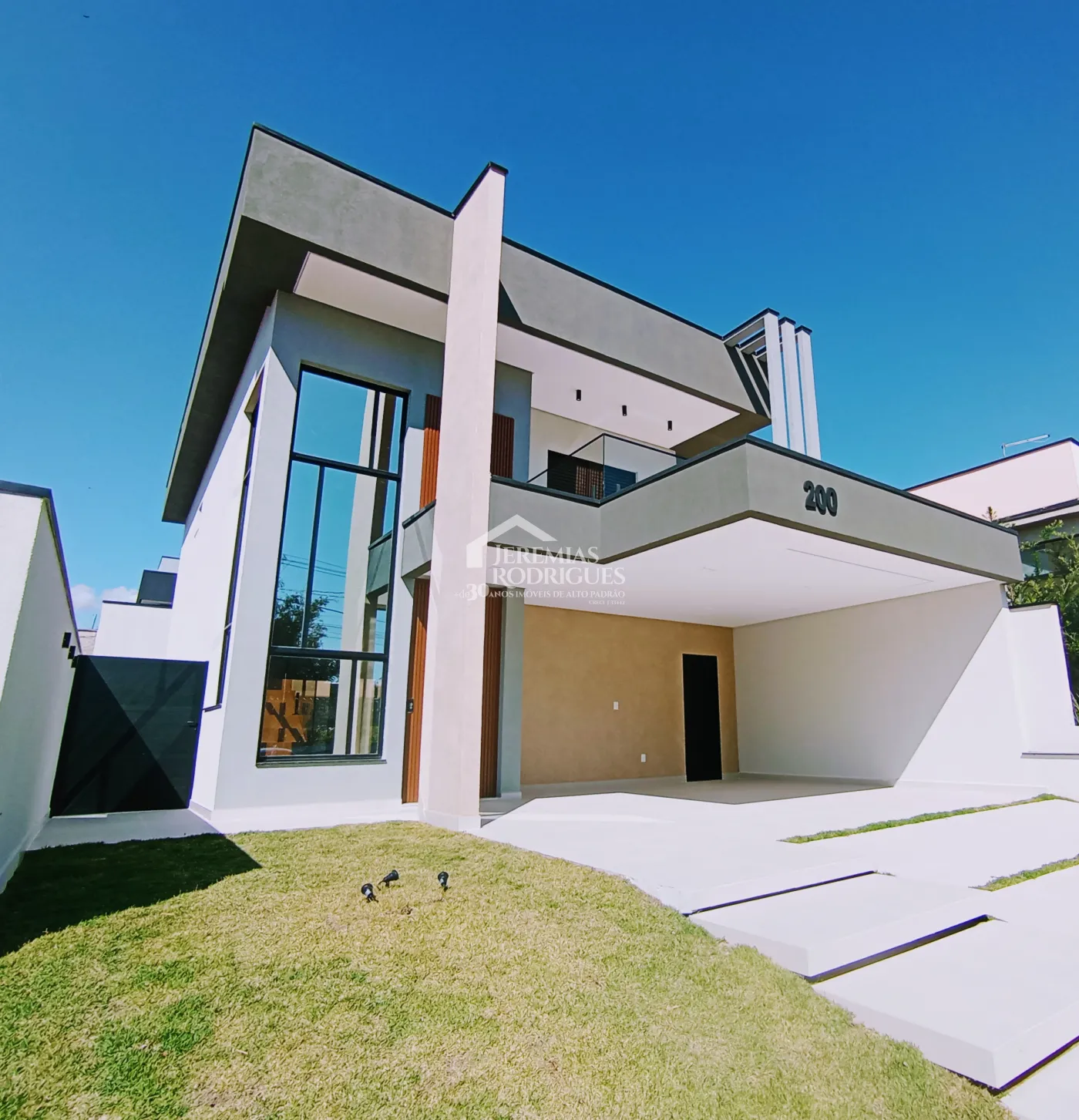 Casa à venda com 3 dormitórios no Condomínio Malibu em Caçapava/SP.