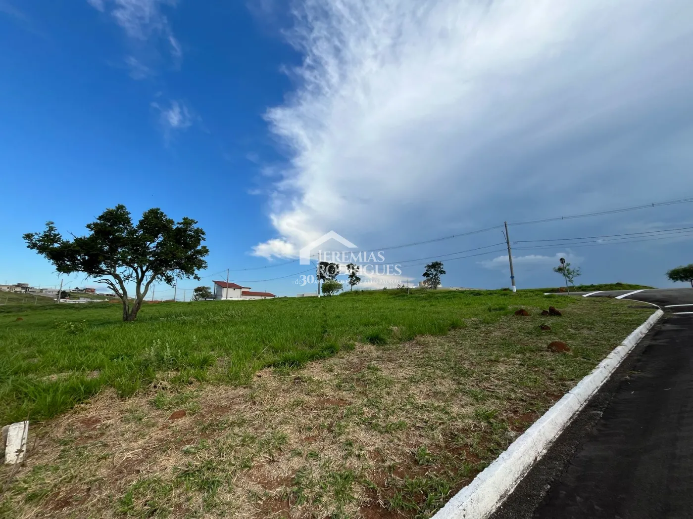 Terreno à venda com 801 m² no Condomínio Campos do Conde em Taubaté/SP.