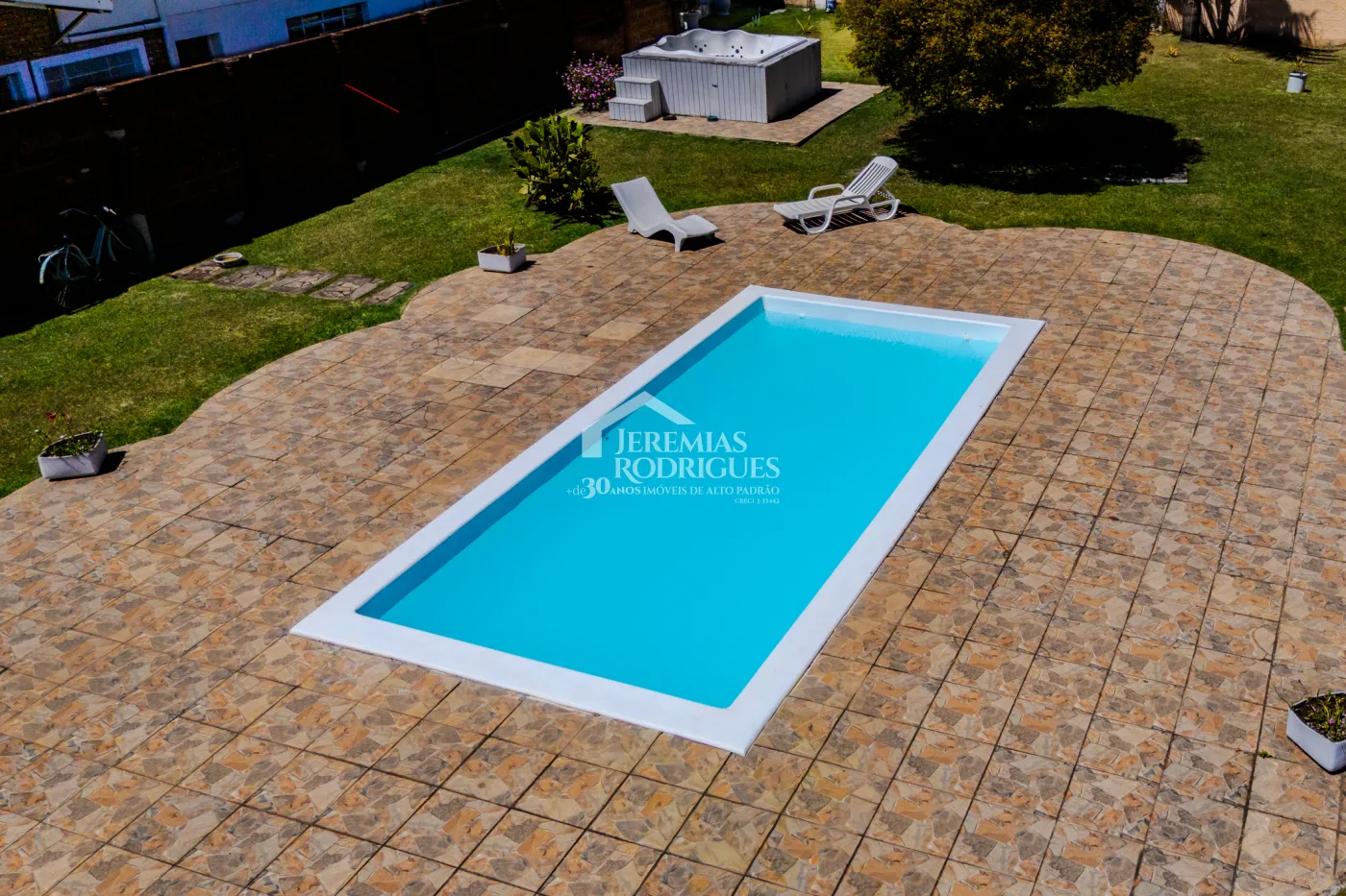 A Imobiliária Jeremias Rodrigues Imóveis de Alto Padrão disponibiliza para venda essa casa no Condomínio Morada do Visconde em Tremembé/SP.