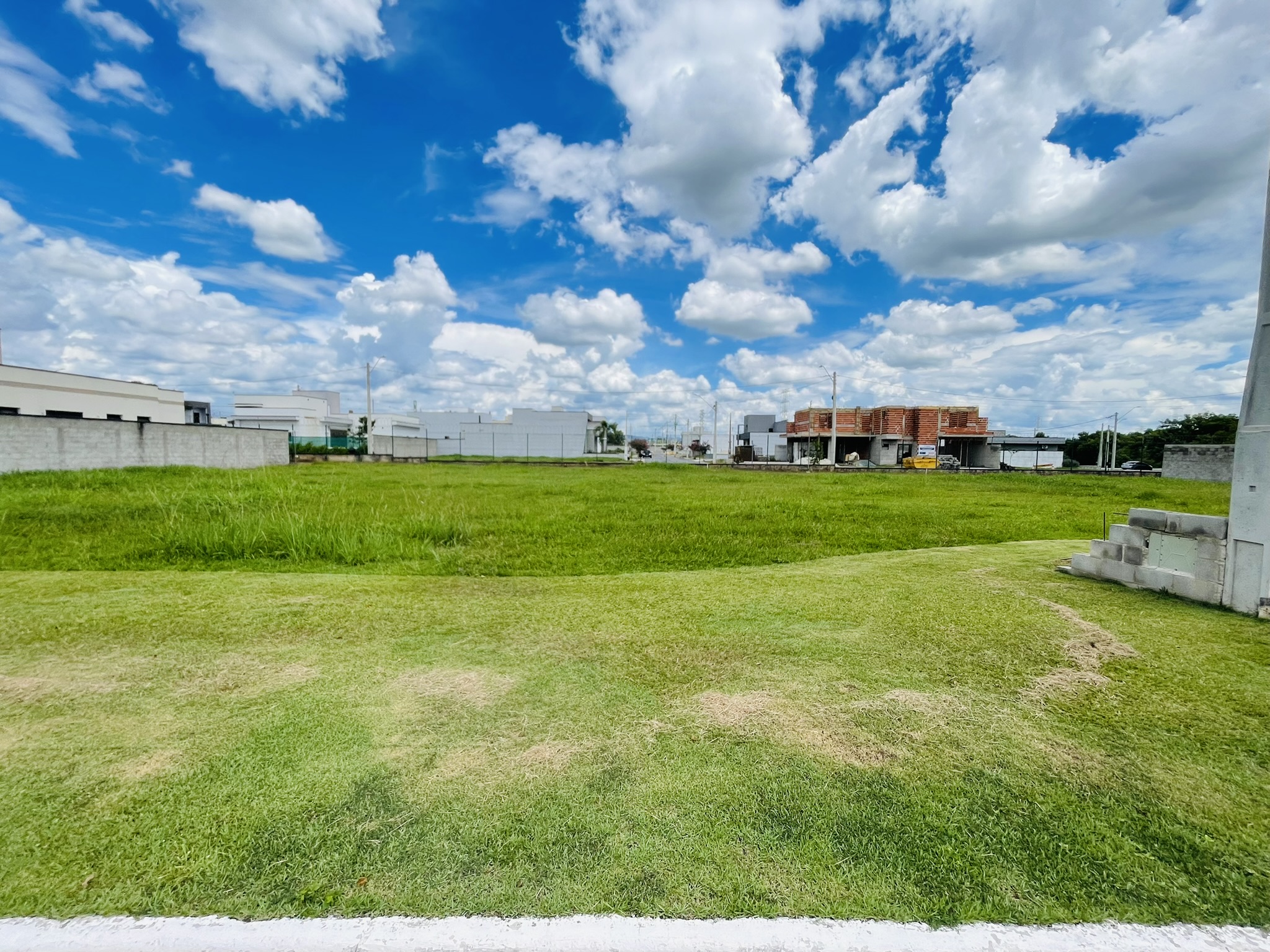 Terreno à venda com 420 m² no Condomínio Reserva Bonsucesso em Pindamonhangaba/SP. 