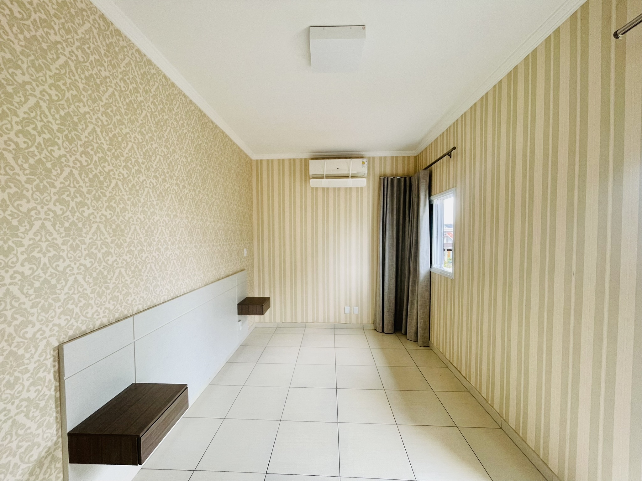 Casa para locação com 4 dormitórios no Condomínio Campos do Conde II em Tremembé/SP.