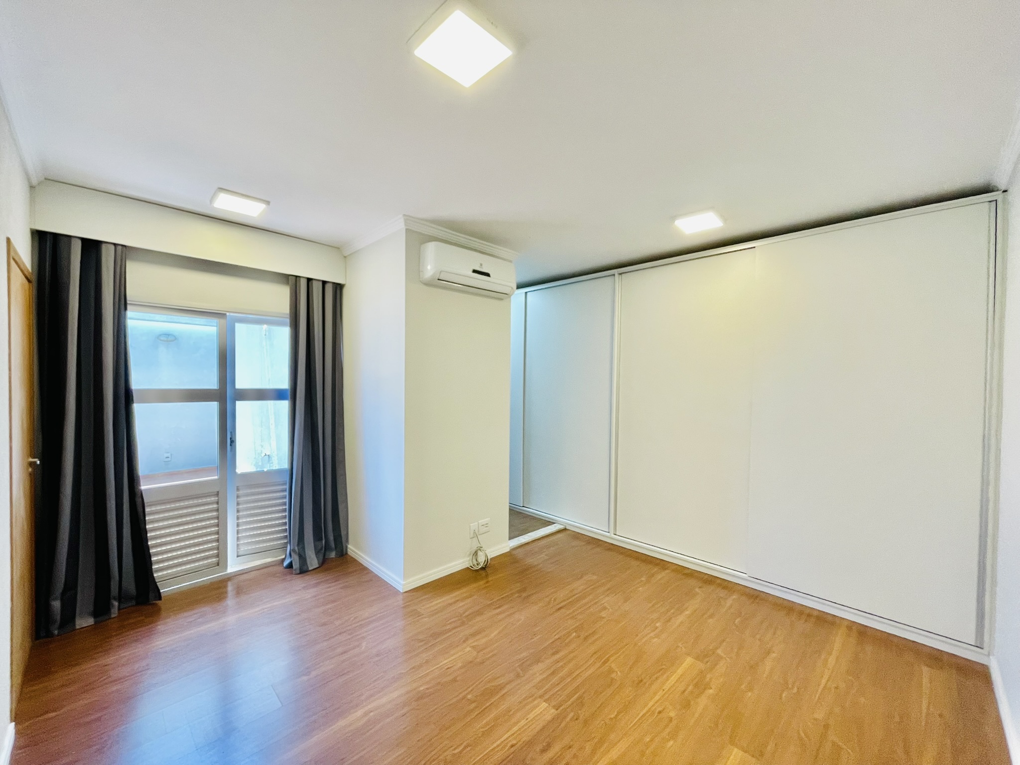 Casa à venda com 3 suítes no Condomínio Campos do Conde II em Tremembé/SP.