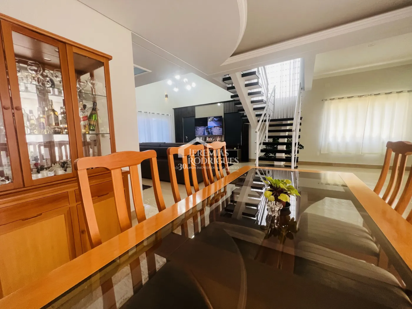 Casa à venda com 3 dormitórios no bairro Lessa em Pindamonhangaba/SP. 