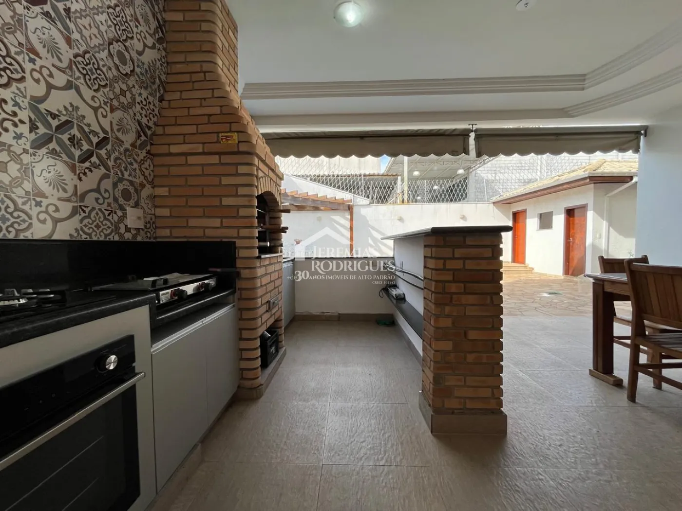 Casa à venda com 4 suítes no Condomínio Taubaté Village em Taubaté/SP.