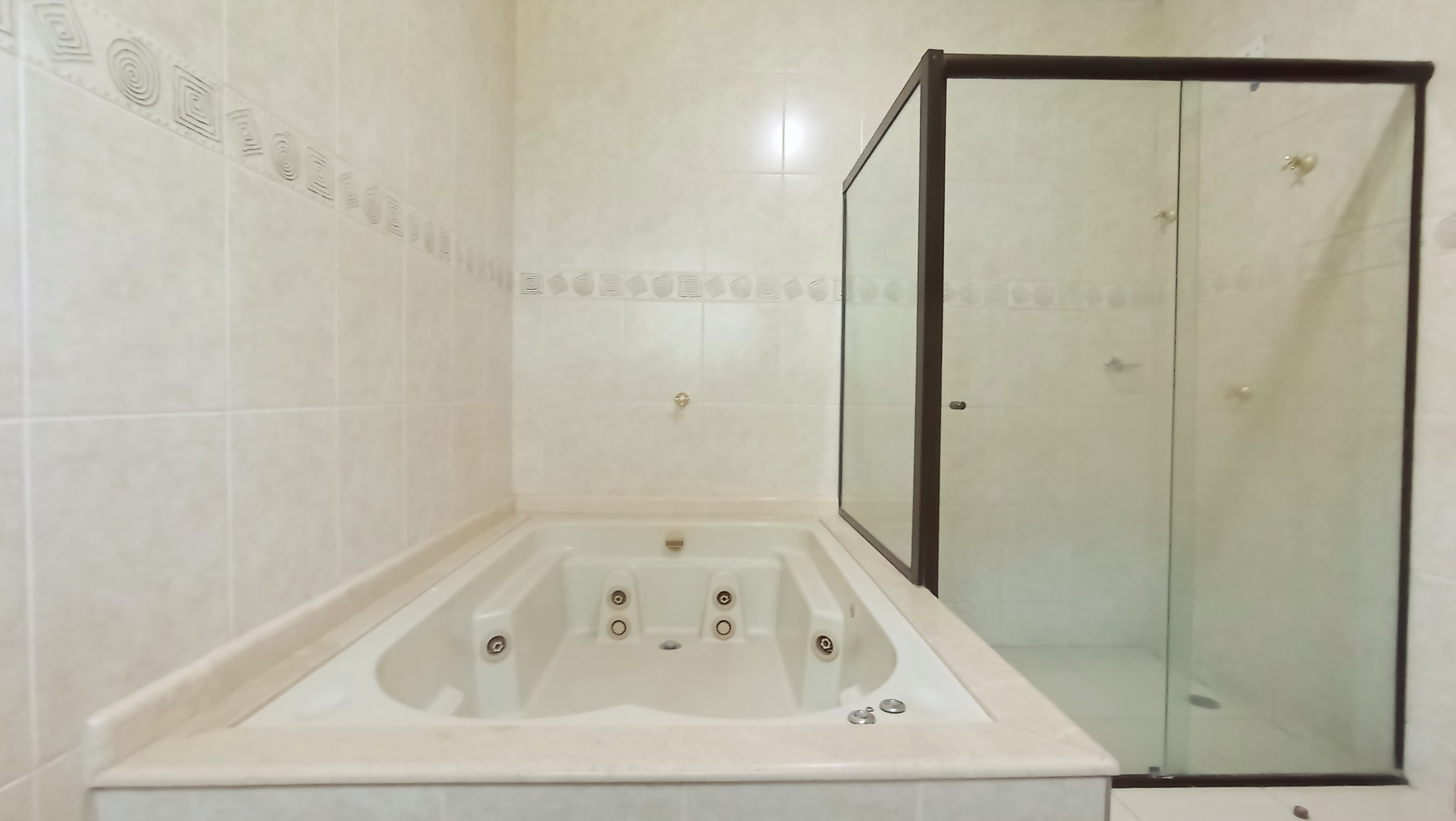 Casa à venda com 3 dormitórios no Condomínio Taubaté Village em Taubaté/SP.