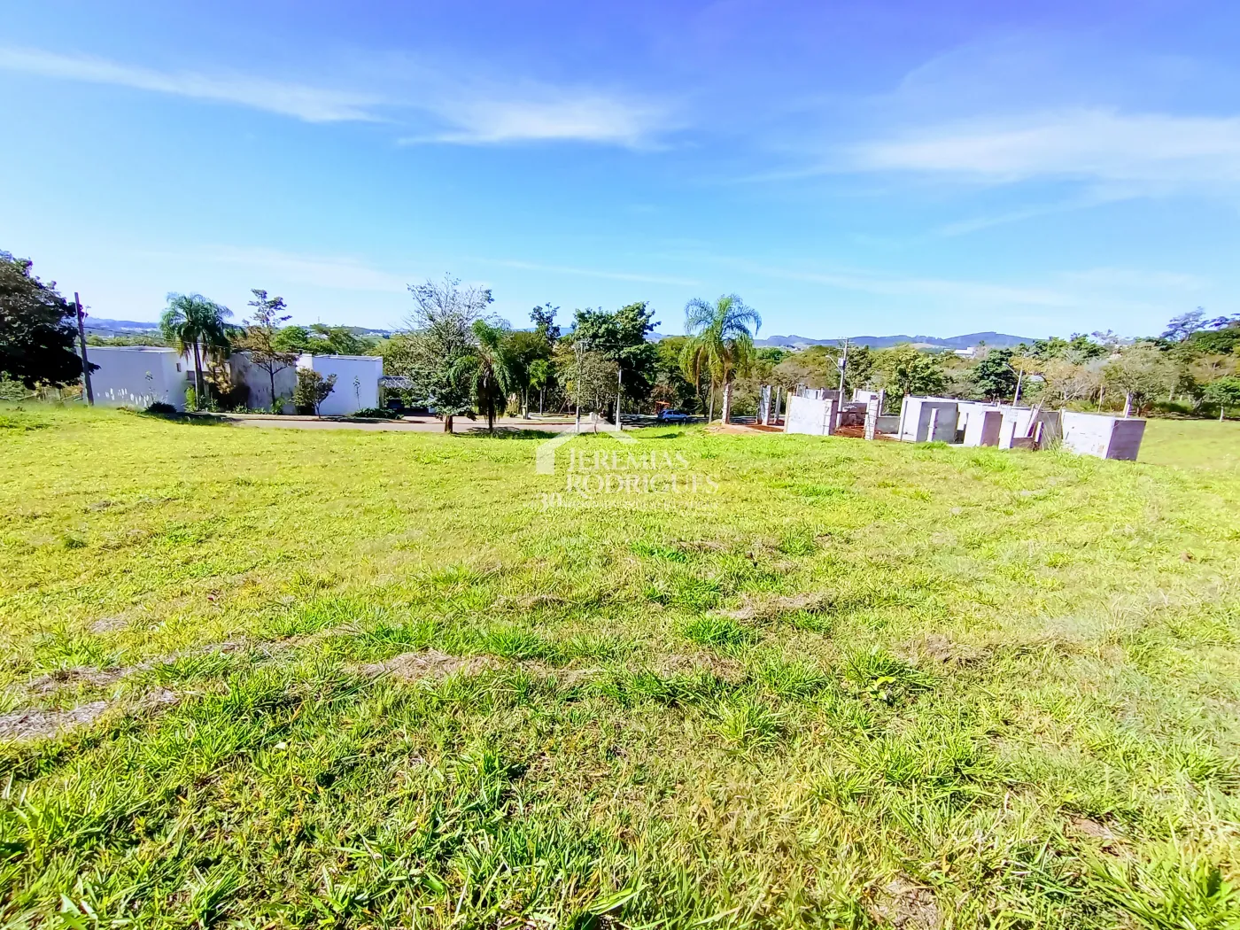 Terreno à venda com 1.139 m² no Condomínio Altos do Cataguá em Taubaté/SP.