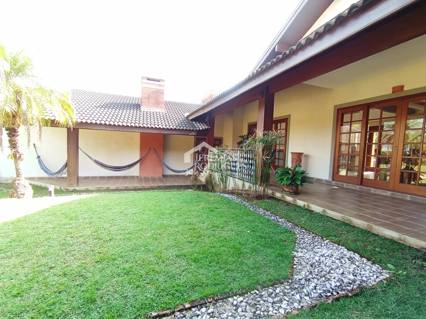 Casa à venda com 3 dormitórios no Condomínio Chácaras Cataguá em Taubaté/SP