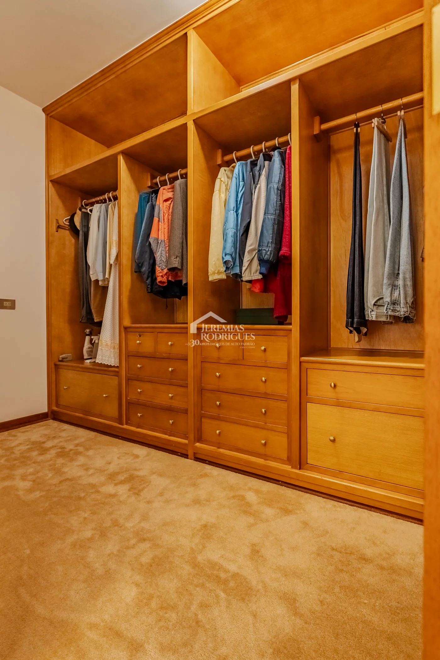 Casa com 4 suítes, 670 m² - Alto do Capivari - Campos do Jordão/SP.