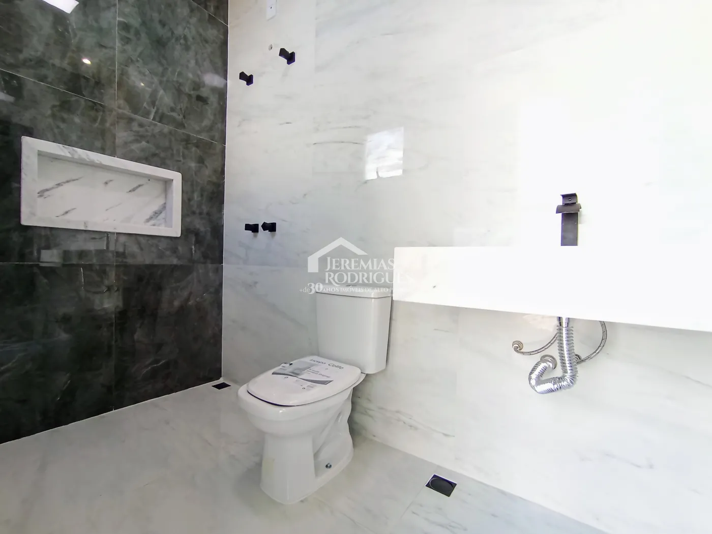 Casa à venda com 300 m² no Condomínio Ouro Ville em Taubaté/SP.