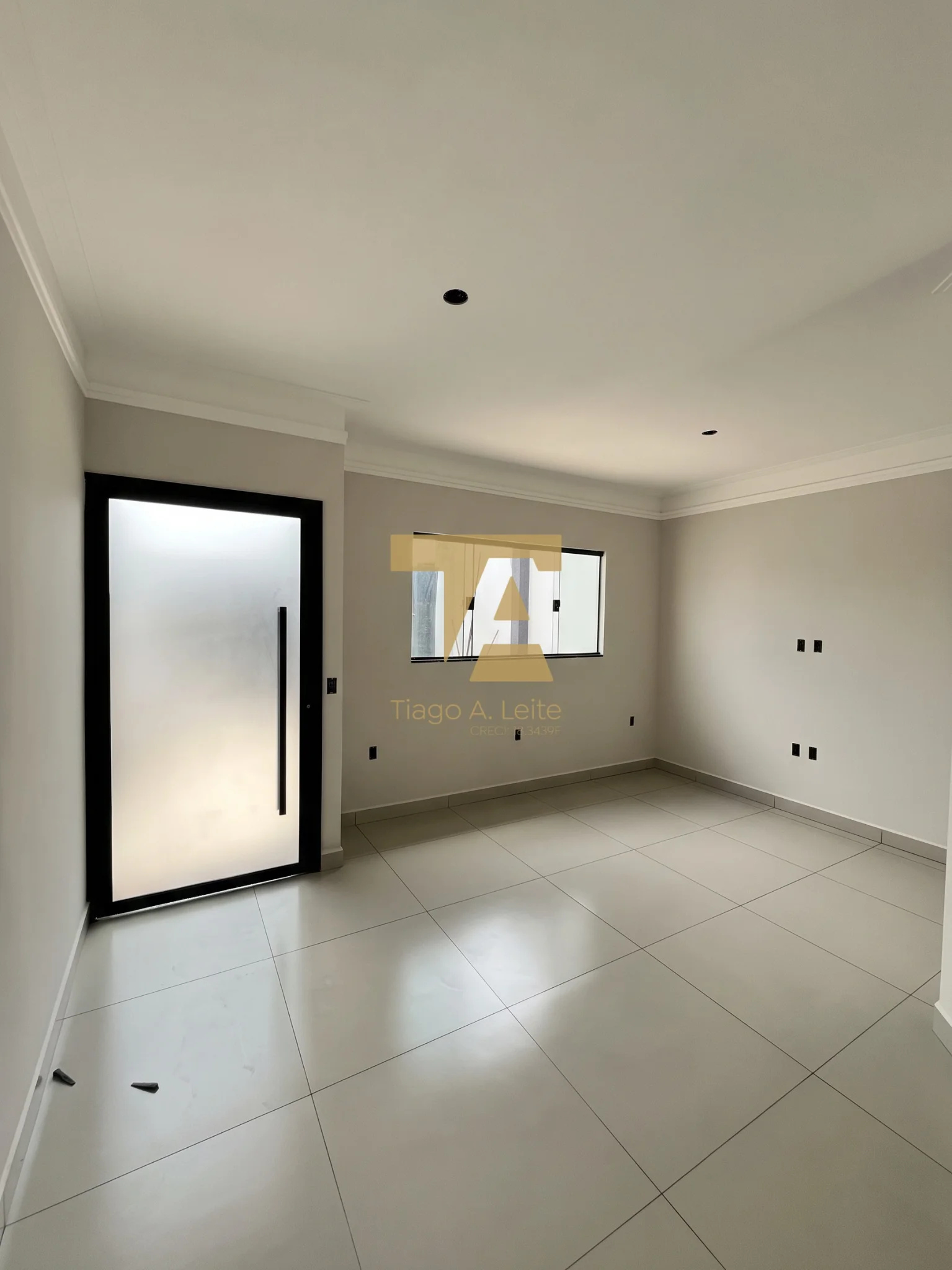 Casa à Venda no Bairro Mombaça – 2 Dormitórios (1 Suíte) e Quintal com Piso - foto 2