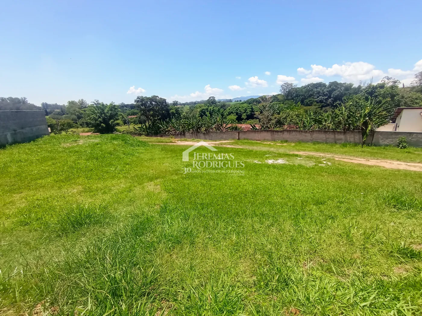 Terreno à venda com 412 m² no Condomínio Reserva dos Lagos em Pindamonhangaba/SP.