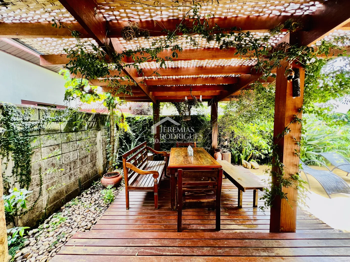 Casa à venda com 3 dormitórios no Condomínio Jardim das Hortênsias em Taubaté/SP.