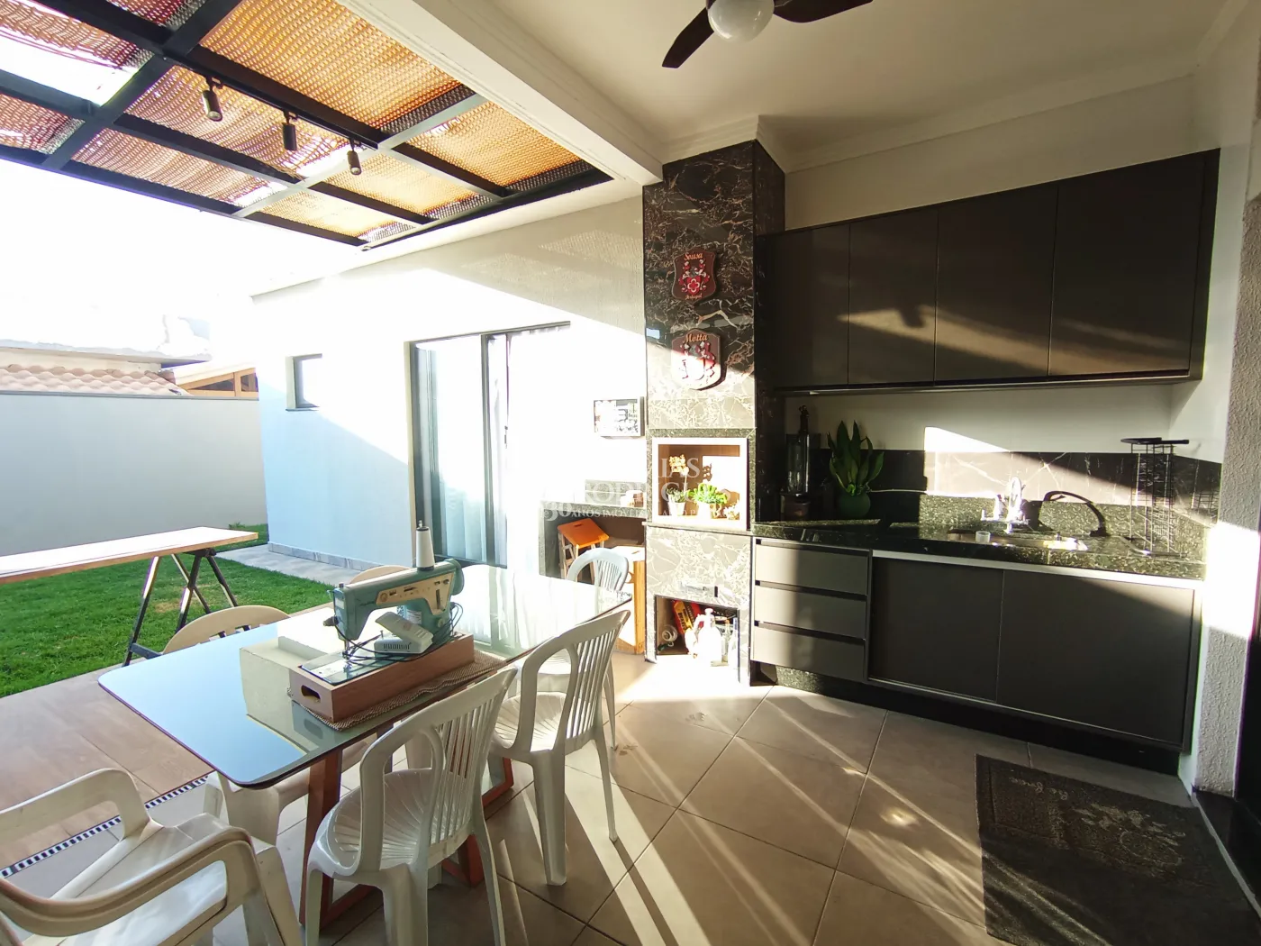 Casa à venda com 3 dormitórios no Condomínio Terras do Vale em Caçapava/SP.