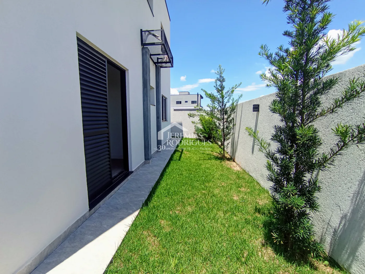 Casa assobradada à venda com 3 suítes no Condomínio Cyrela Landscape em Taubaté/SP.