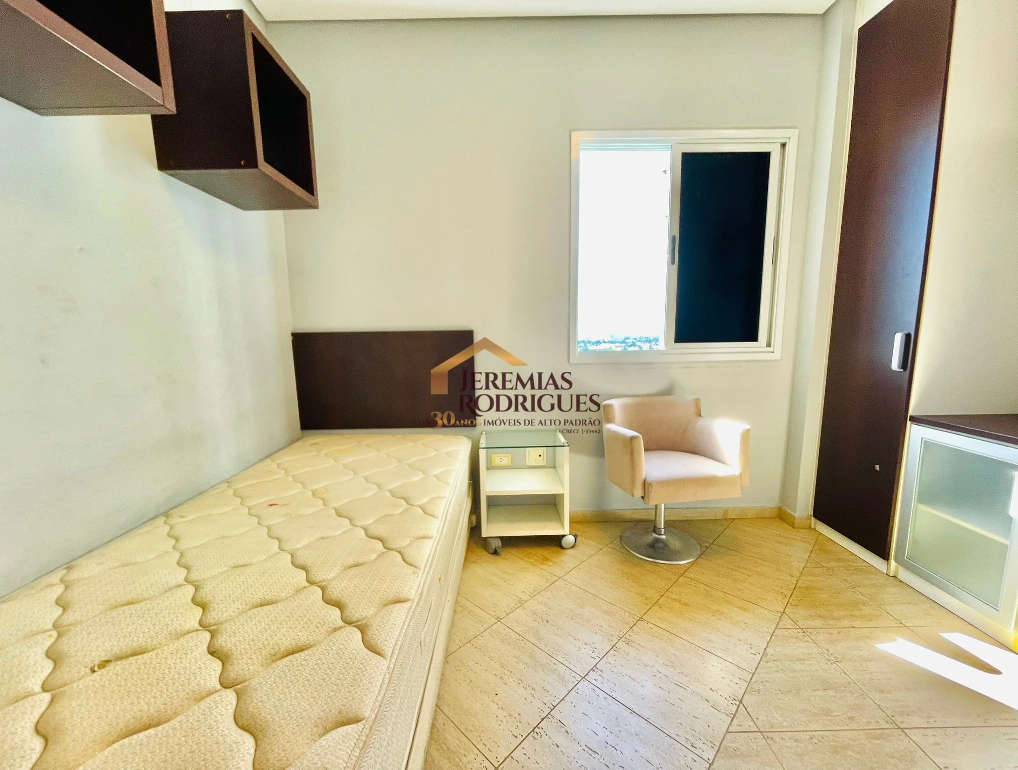 Cobertura Duplex semimobiliada para locação no Edifício Village Towers em Taubaté/SP.