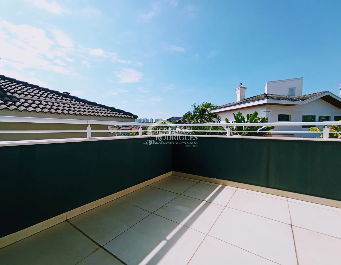 Casa para venda e locação com 4 suítes no Condomínio Taubaté Village em Taubaté/SP.