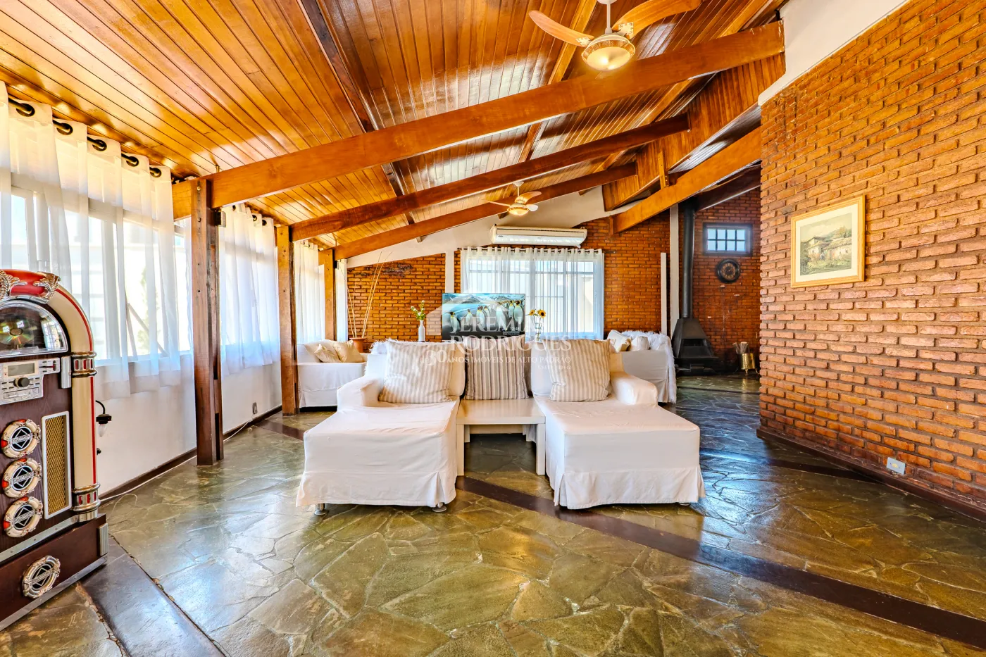 A Imobiliária Jeremias Rodrigues Imóveis de Alto Padrão disponibiliza para venda essa casa no Condomínio Morada do Visconde em Tremembé/SP.