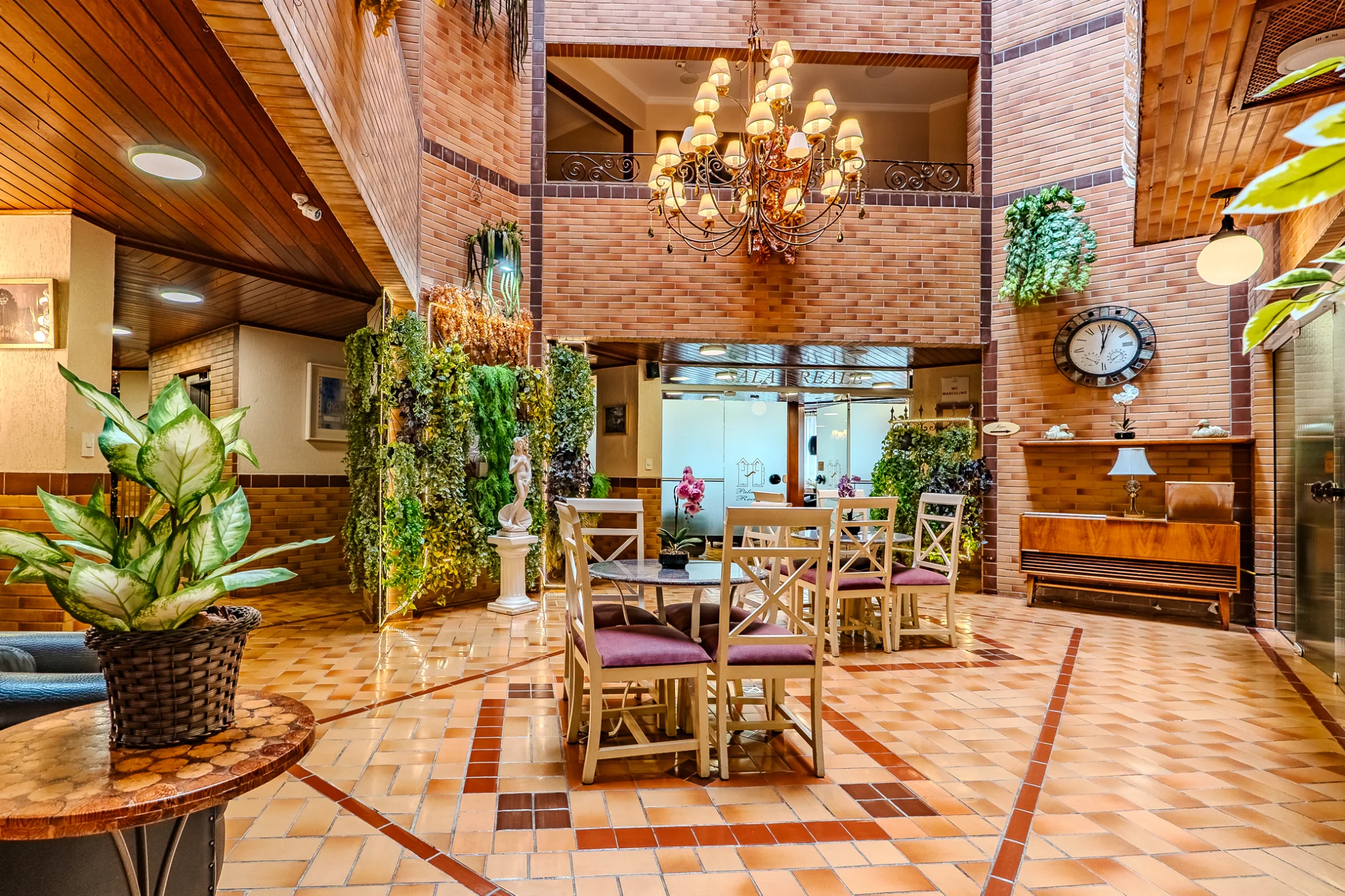 Hotel à venda com 53 apartamentos no Capivari em Campos do Jordão/SP. 