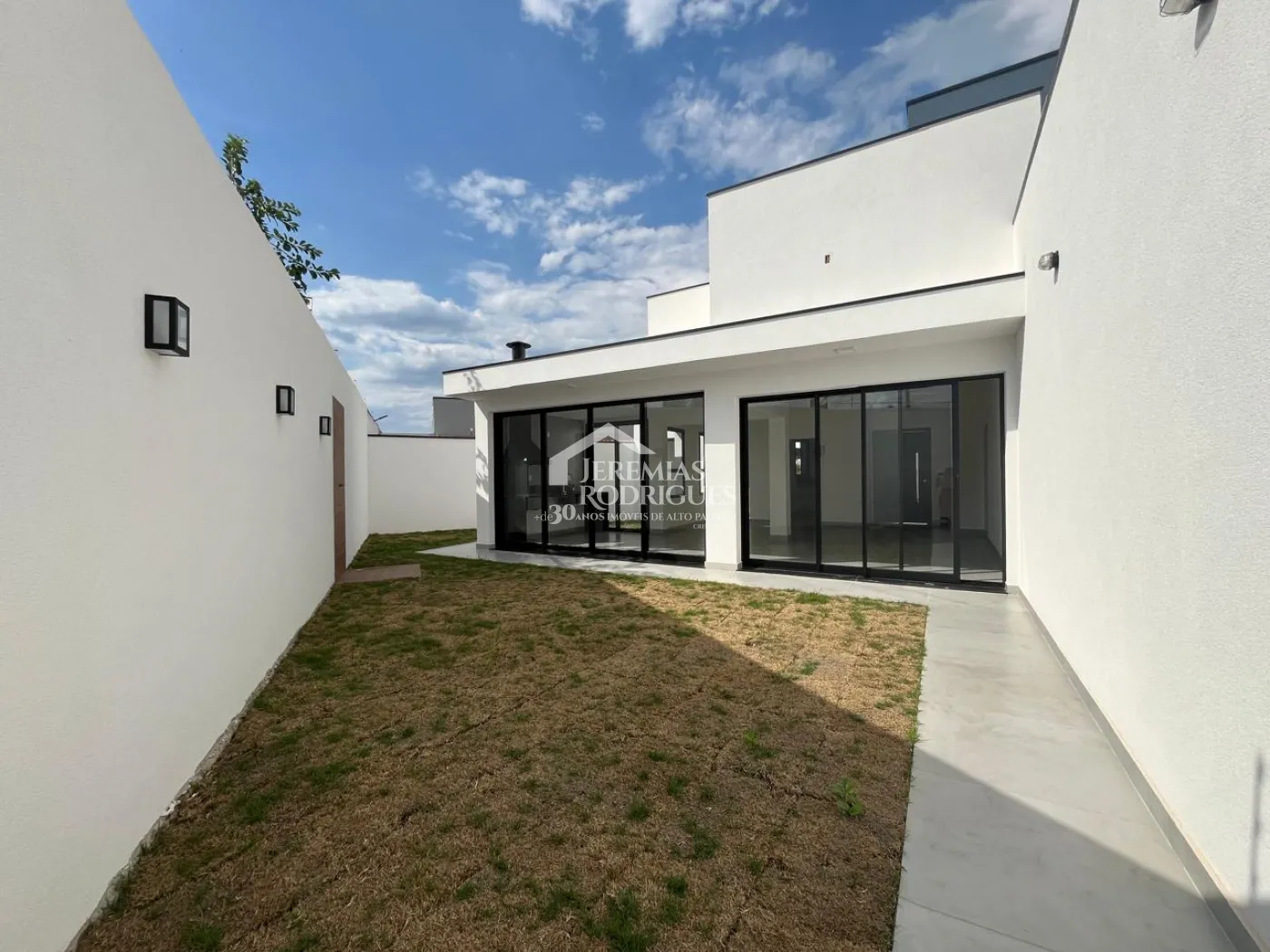 Casa com 3 dormitórios, 199 m² - Condomínio Parque das Araucárias - Tremembé/SP.