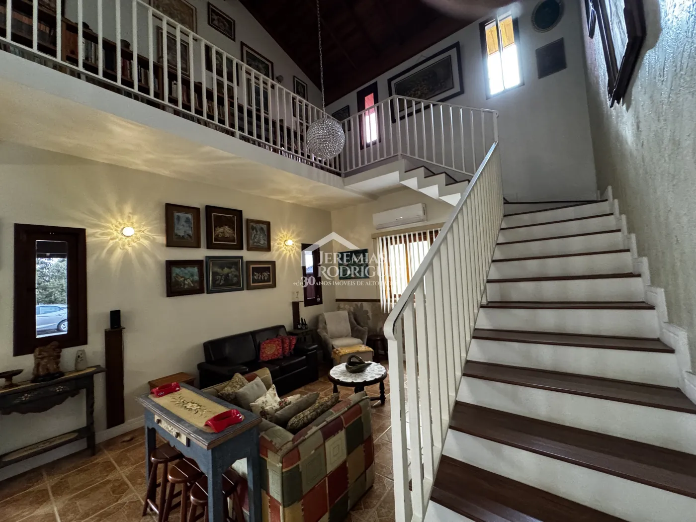 Casa assobradada à venda com 4 dormitórios no Condomínio Jardim das Hortênsias em Taubaté/SP.