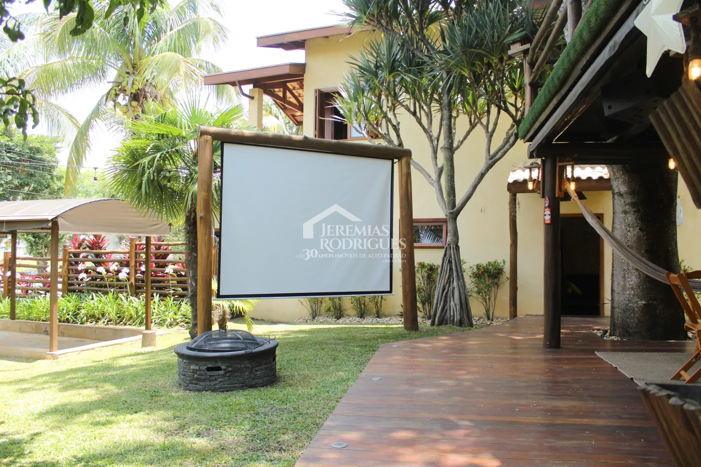 Casa para venda e locação com 5 dormitórios no Condomínio Taubaté Village em Taubaté/SP.