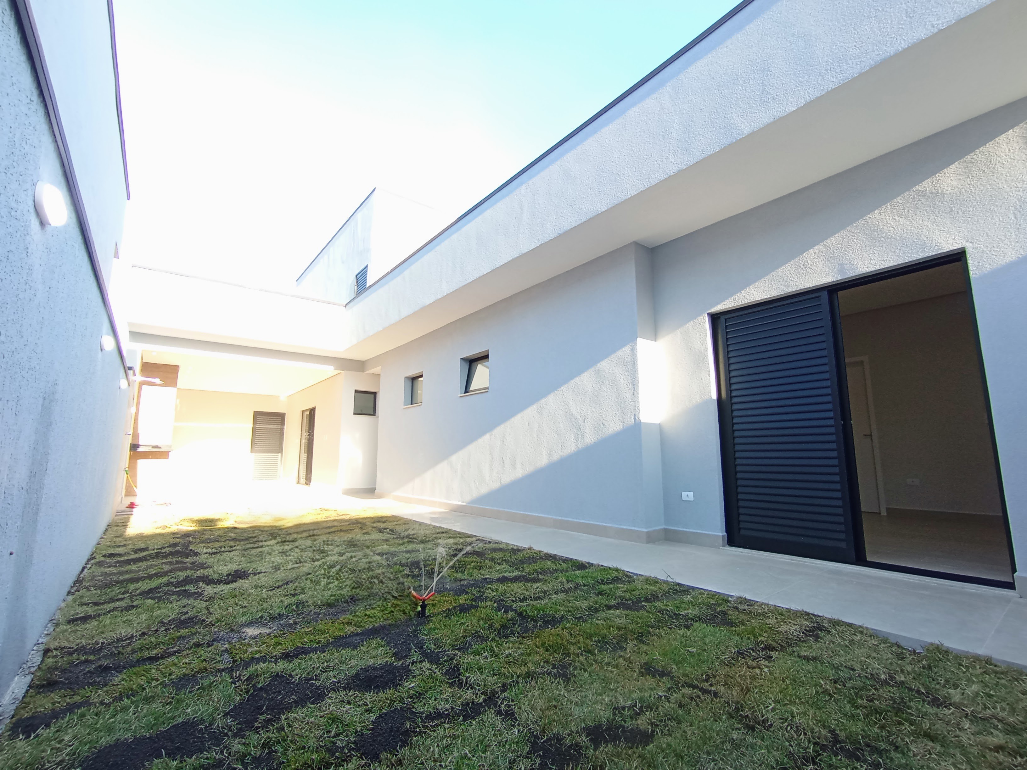 Casa à venda com 3 dormitórios no Condomínio Ouro Ville em Taubaté/SP.