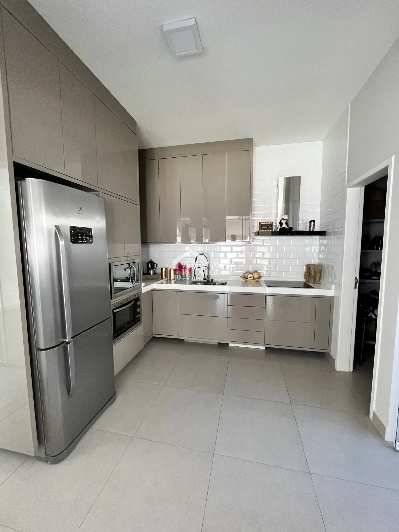 Casa assobradada à venda com 3 suítes no Condomínio Morada do Visconde em Tremembé /SP.