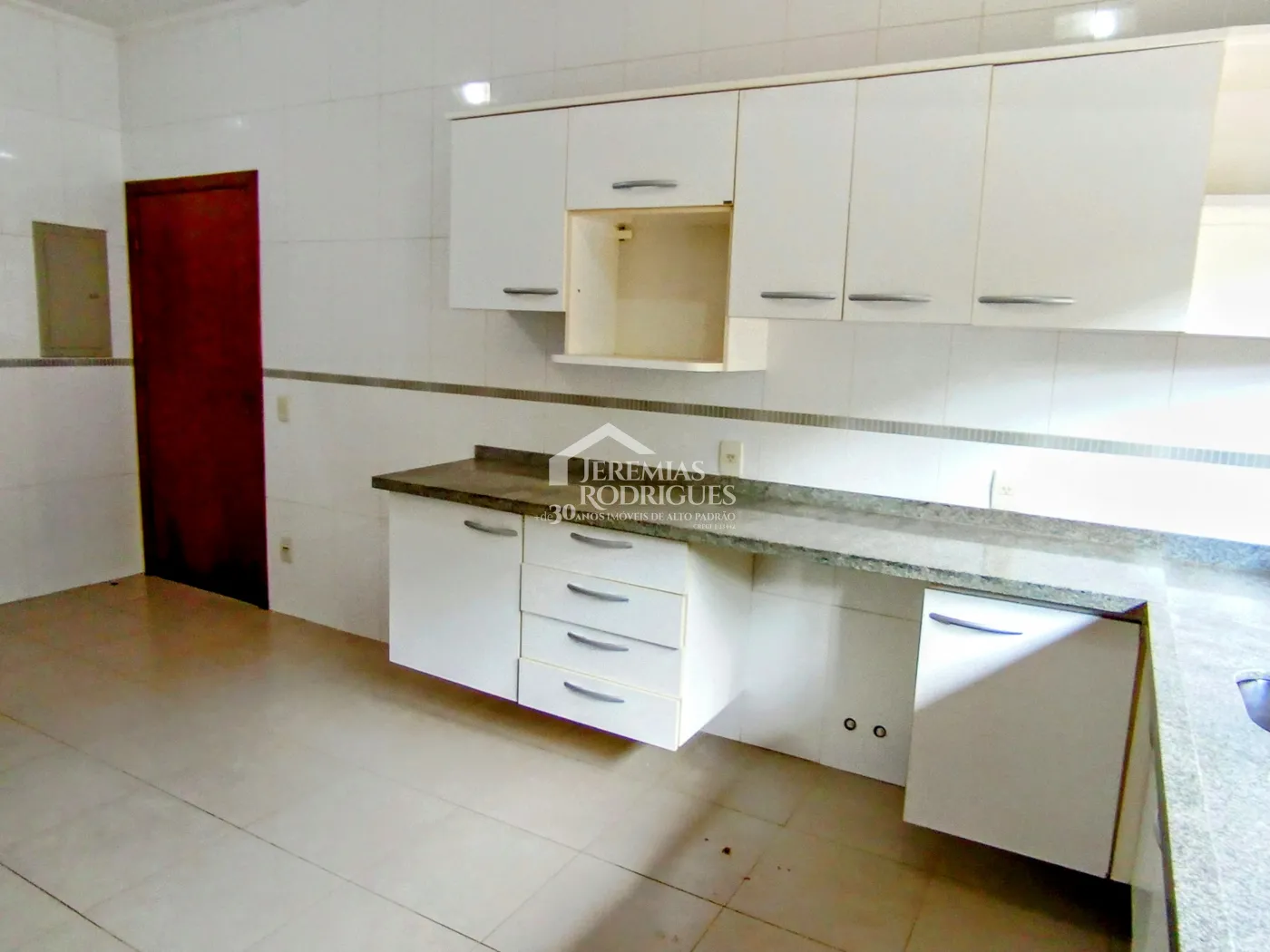 Casa à venda e locação com 4 suítes no Condomínio Colonial Village I em Pindamonhangaba/SP.