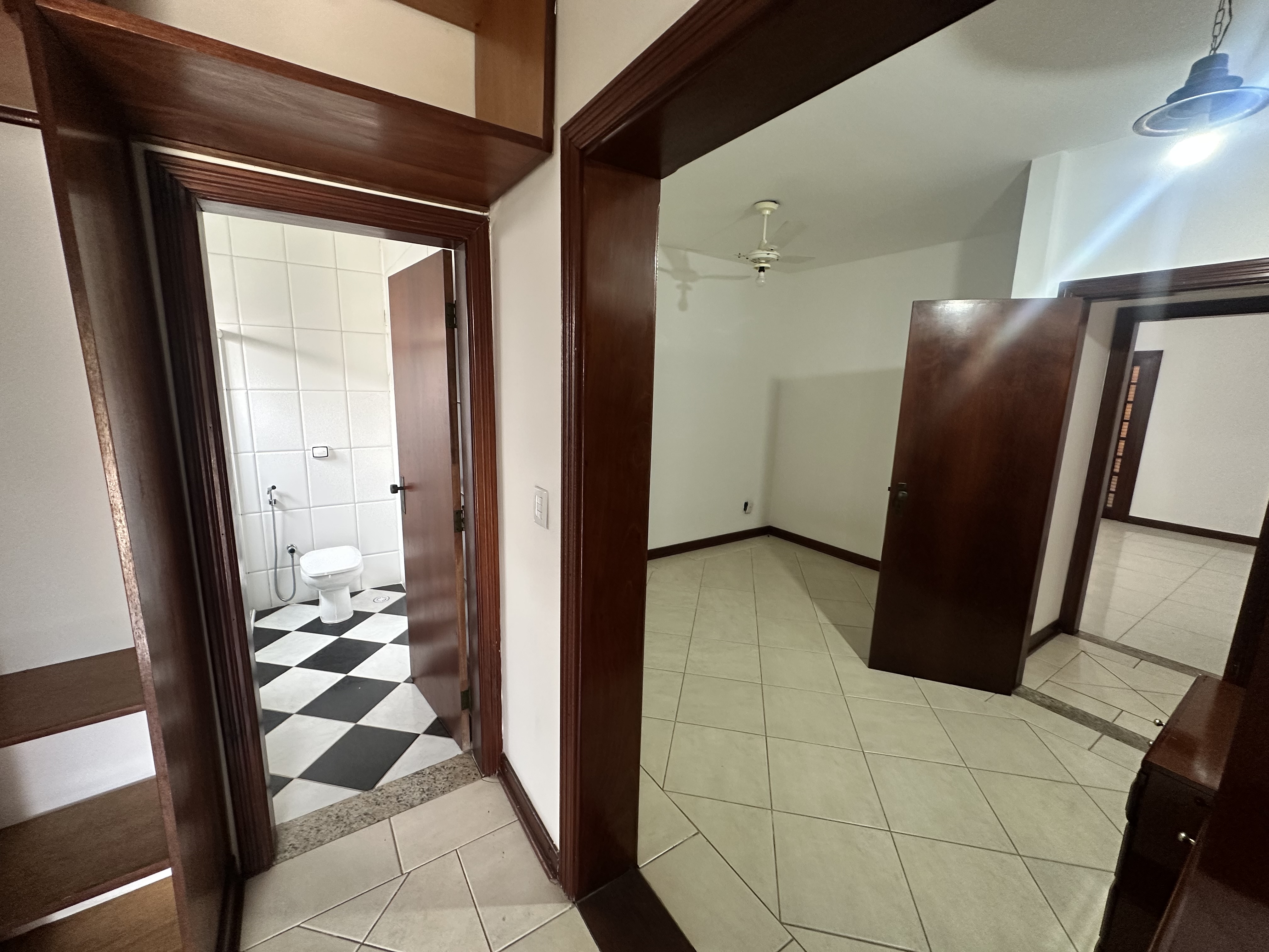 Casa para venda e locação com 6 dormitórios no Condomínio Village Paineiras em Pindamonhangaba/SP.