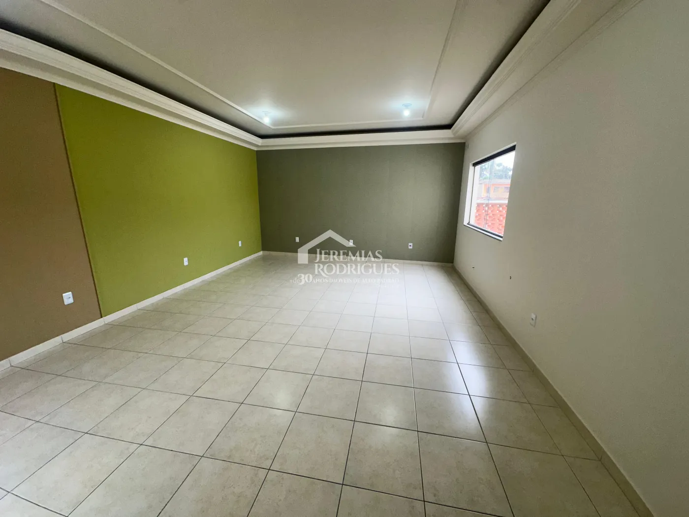 Sala comercial para locação com 34 m² no Centro de Pindamonhangaba/SP.