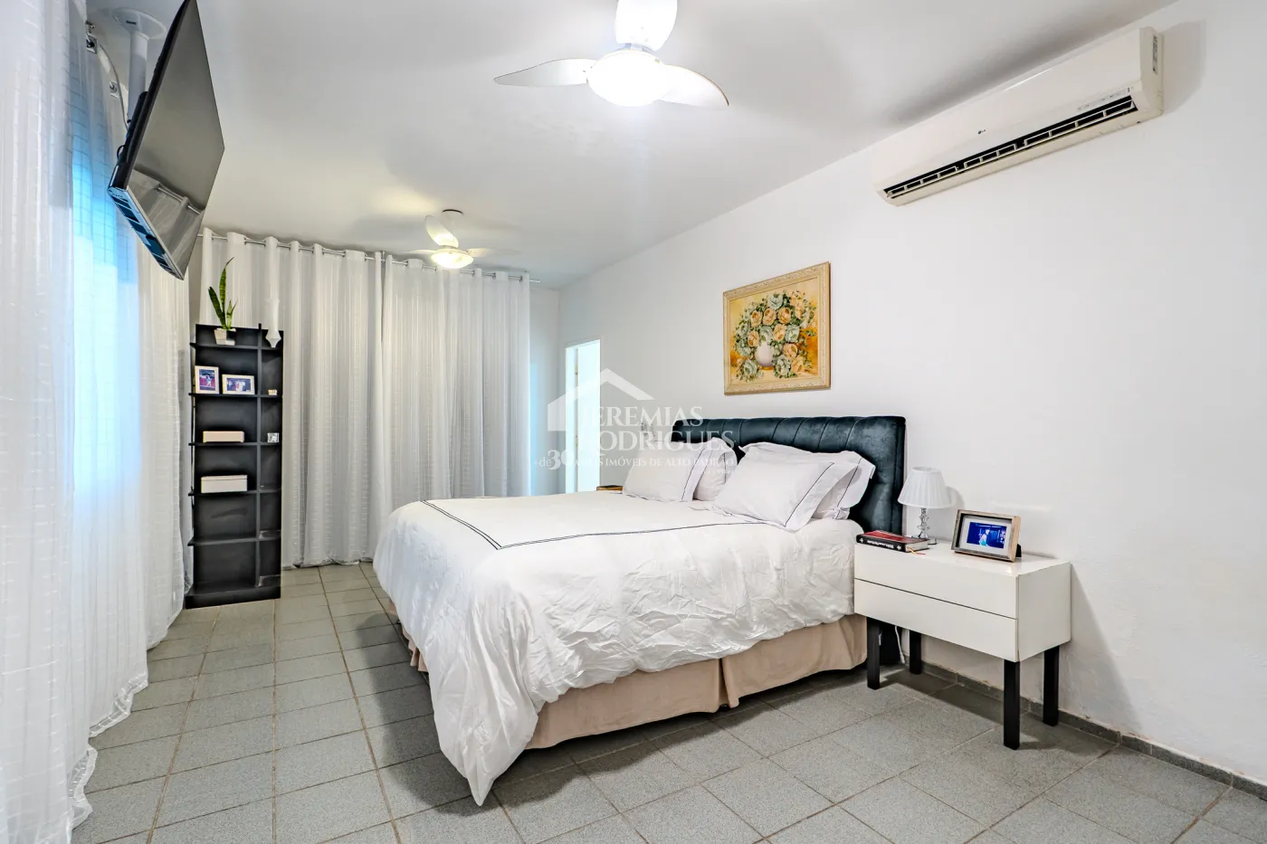 A Imobiliária Jeremias Rodrigues Imóveis de Alto Padrão disponibiliza para venda essa casa no Condomínio Morada do Visconde em Tremembé/SP.