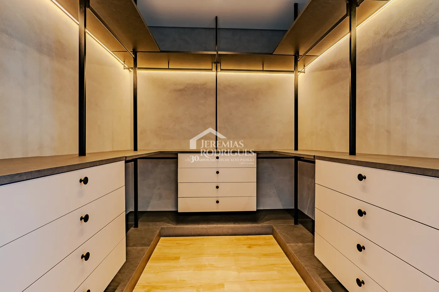 Casa à venda com 4 suítes no Condomínio Residencial Alphaville II em São José dos Campos/SP.