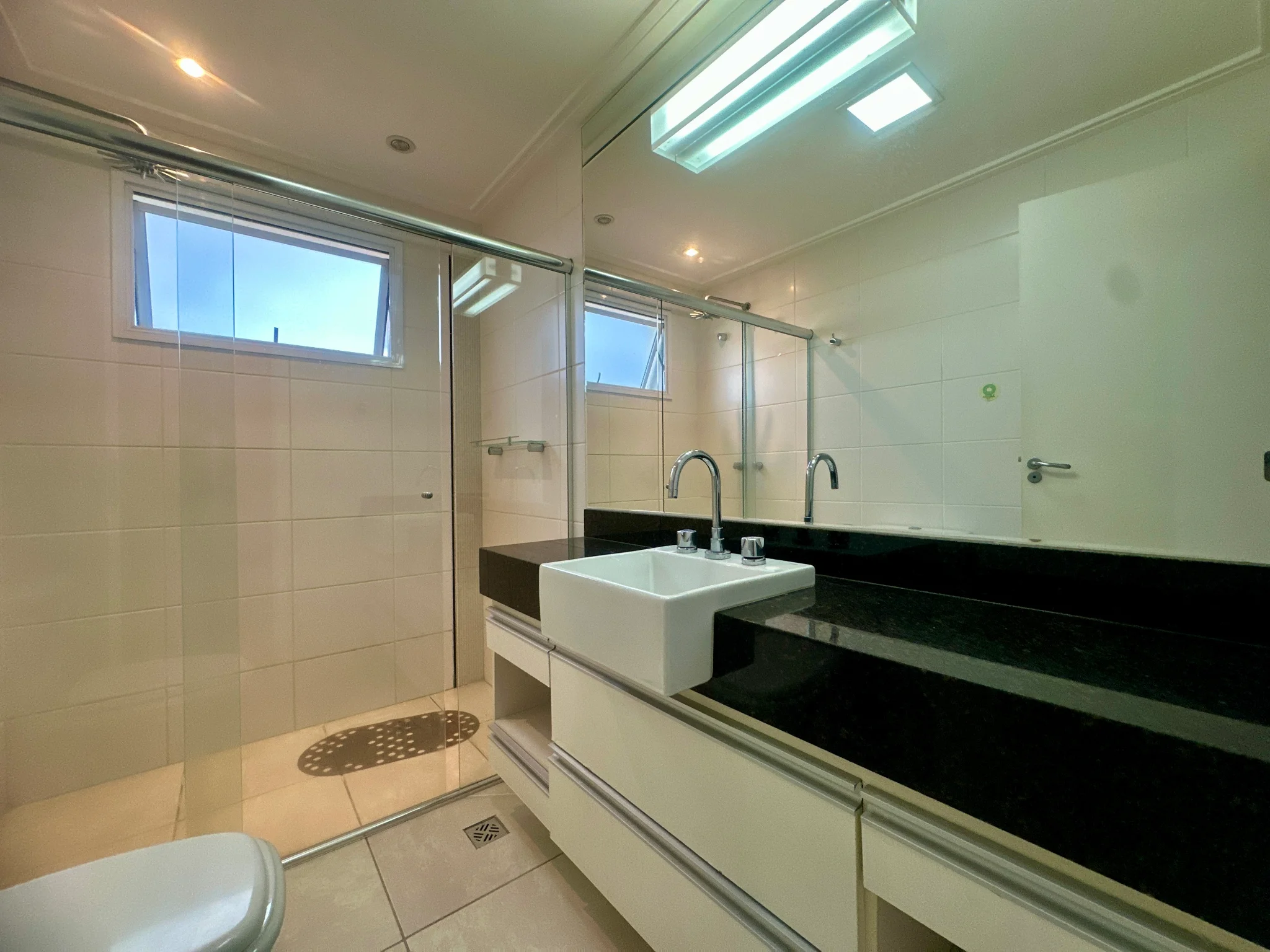 Apartamento mobiliado para venda e locação, 263 m² no Edifício Placere em Taubaté/SP.