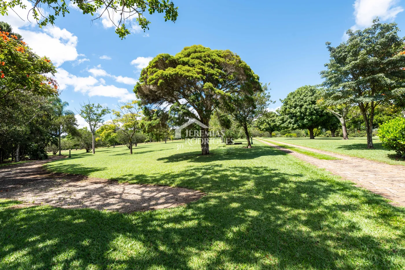 Sitio com 9 suítes, 2.600 m² - Piracaia/SP.