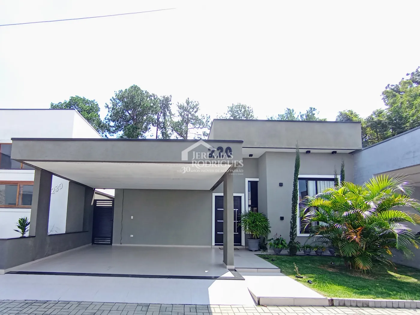 Casa à venda com 3 dormitórios no Condomínio Morada do Visconde em Tremembé/SP.