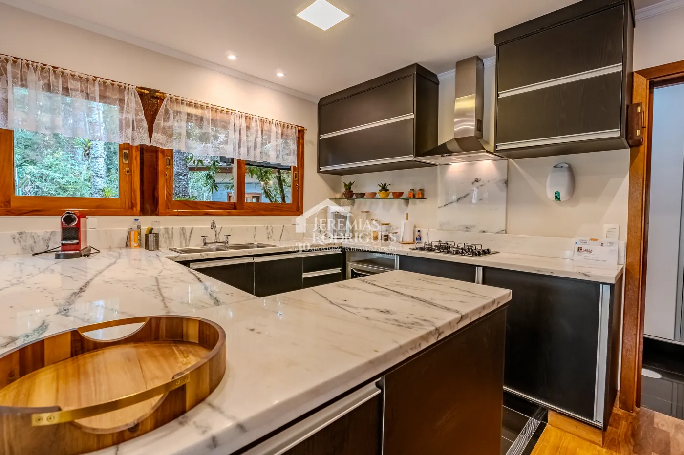 Casa à venda com 3 suítes no Condomínio Reserva Figueiredo em Campos do Jordão/SP.